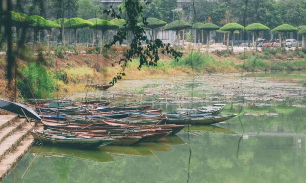 wooden boats for rent in Thung Nham
