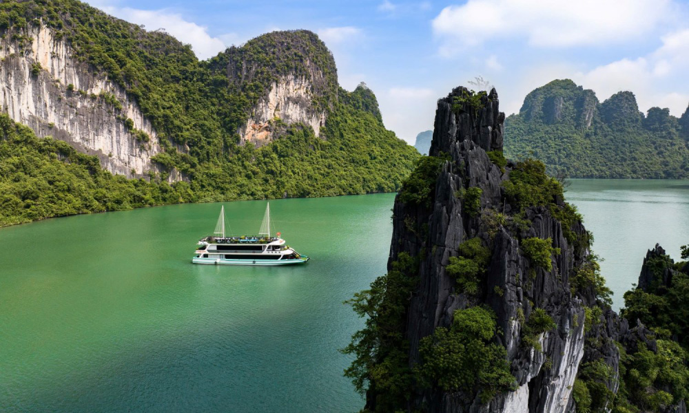 Sunlight Cruise sailing in Halong Bay.