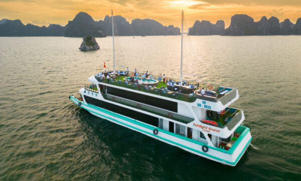 Sunlight Grand Day Cruise sailing in the bay.