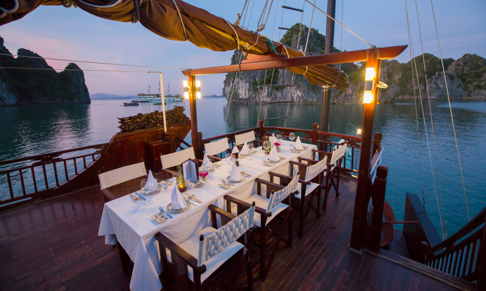 Outdoor dining on Dragon Pearl Junk.